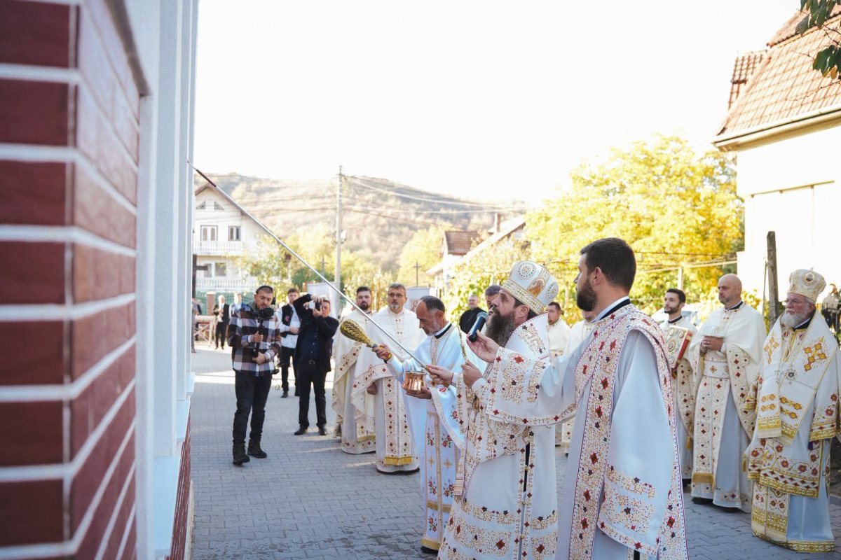 Biserica „Sfântul Apostol Andrei” din Zalău, sfințită de trei ierarhi 378292