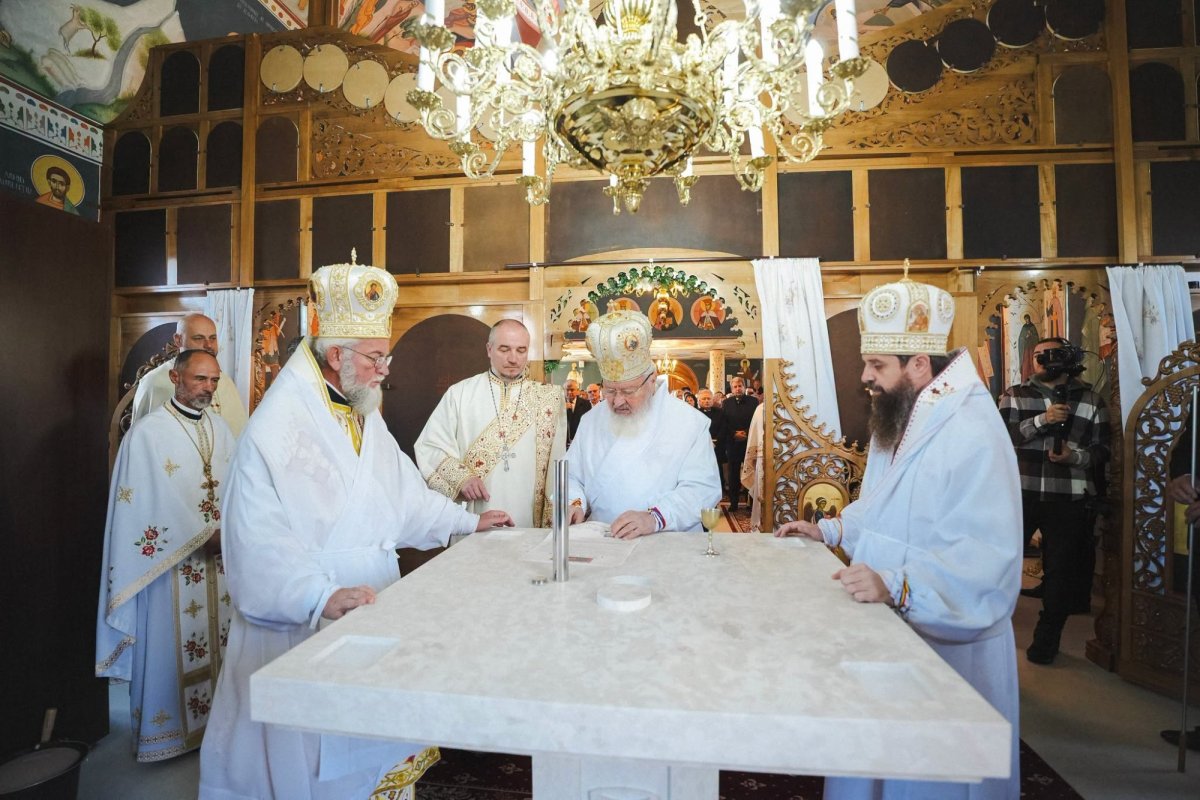 Biserica „Sfântul Apostol Andrei” din Zalău, sfințită de trei ierarhi 378293