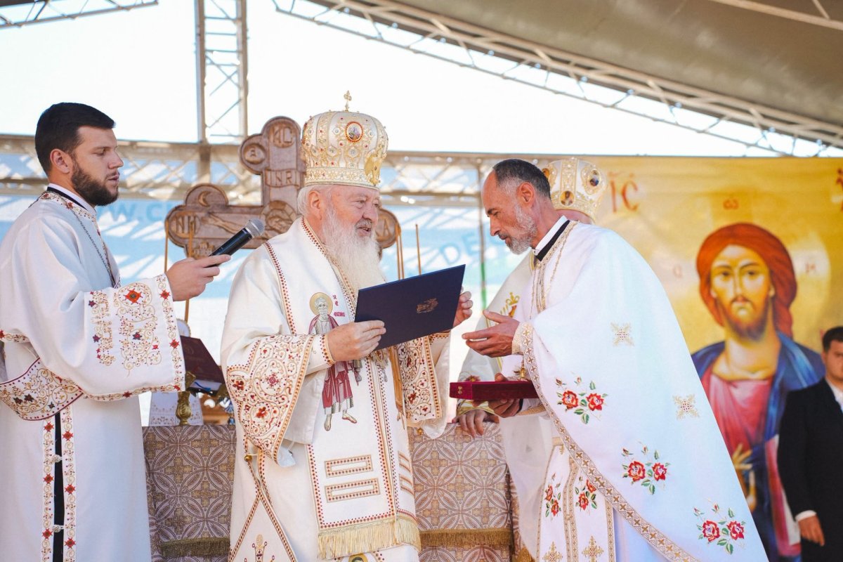 Biserica „Sfântul Apostol Andrei” din Zalău, sfințită de trei ierarhi 378295