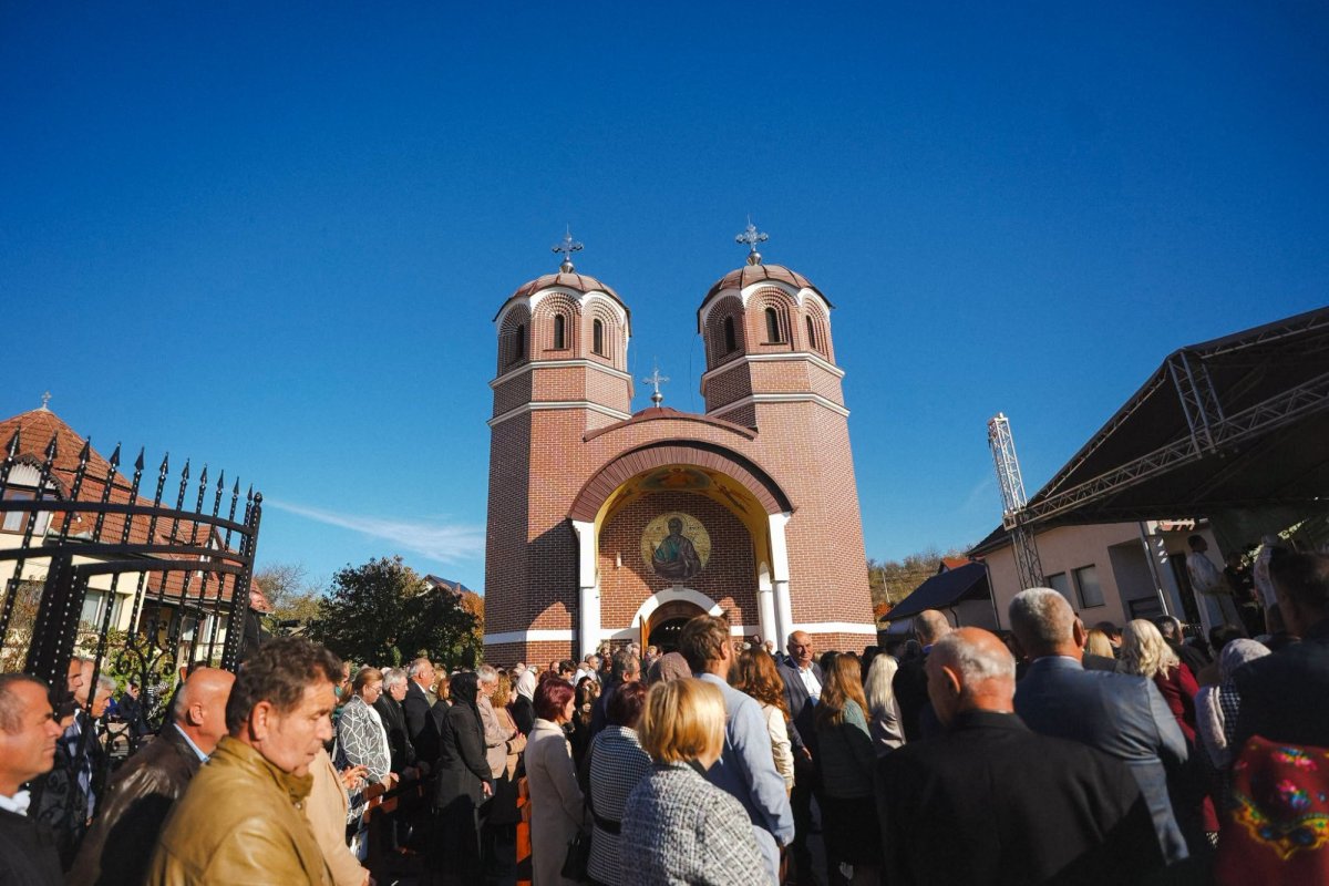 Biserica „Sfântul Apostol Andrei” din Zalău, sfințită de trei ierarhi 378296