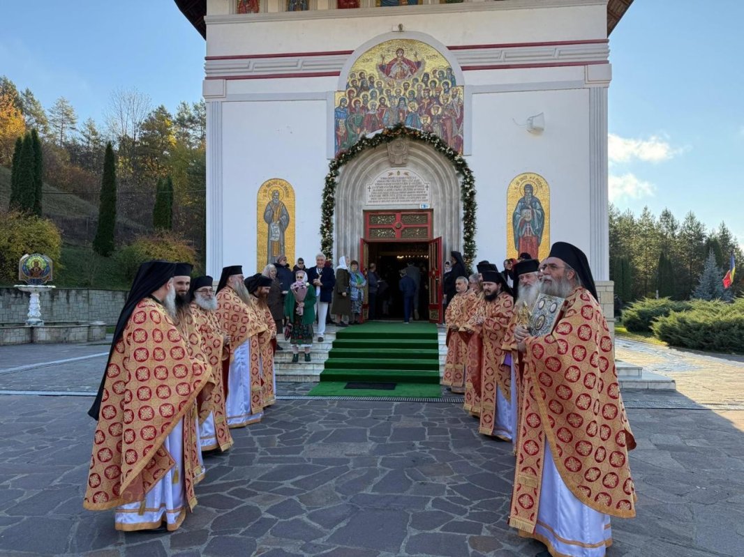 Prezență arhierească la hramul Mănăstirii Pângărați 378716