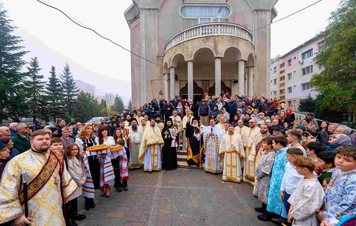 Sfântul Dimitrie a adunat mii de credincioși la Parohia Narcisa din Bacău 378718