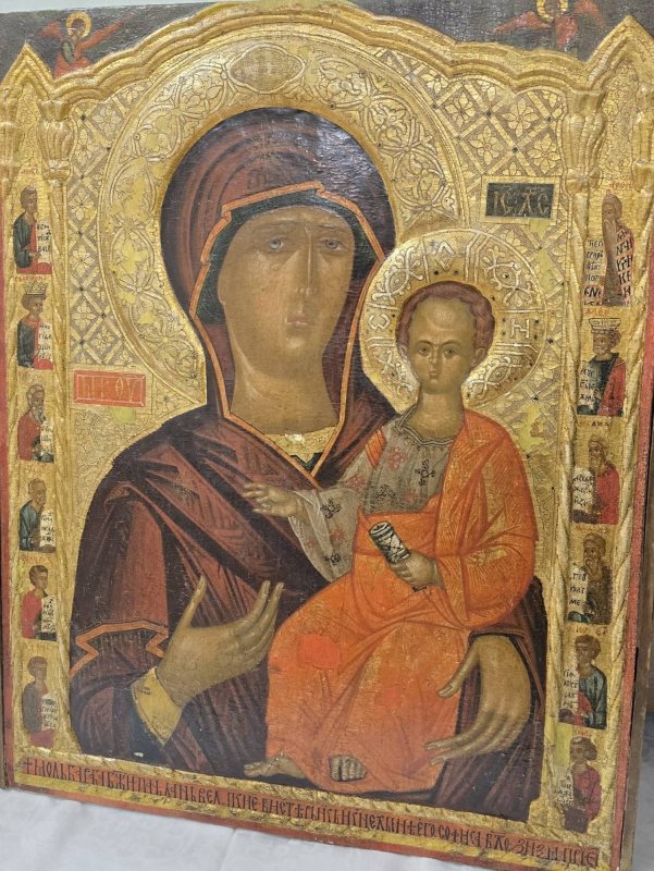 Feminitatea - între piatră, lut, broderie și icoană  378815