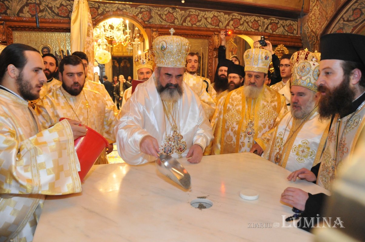 Catedrala patriarhală - „casă a prezenţei şi lucrării Preasfintei Treimi” 331725