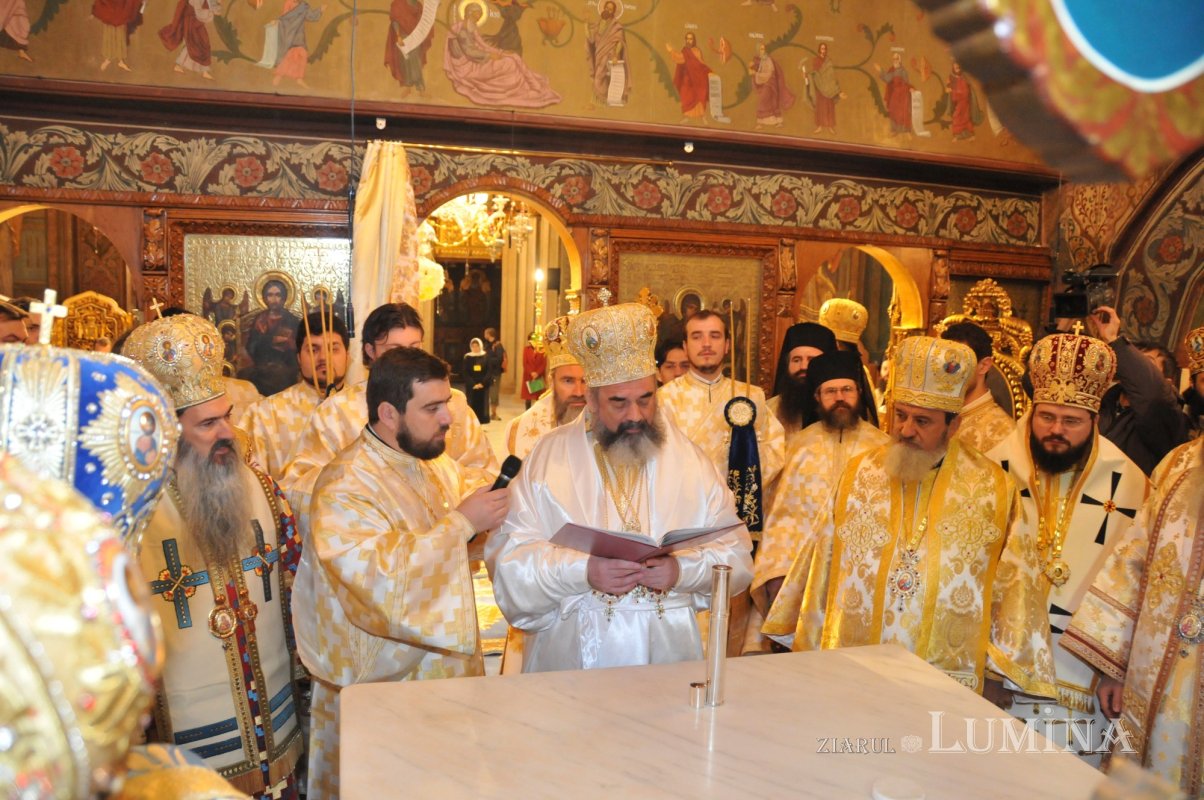 Catedrala patriarhală - „casă a prezenţei şi lucrării Preasfintei Treimi” 331735