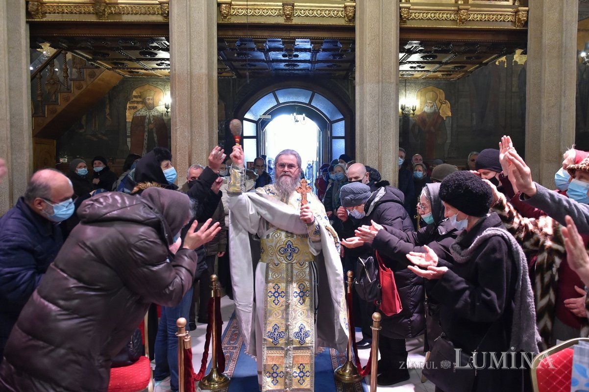 Sfaturi practice în biserică: Agheasma Mare nu înlocuieşte Sfânta Împărtăşanie! 199919