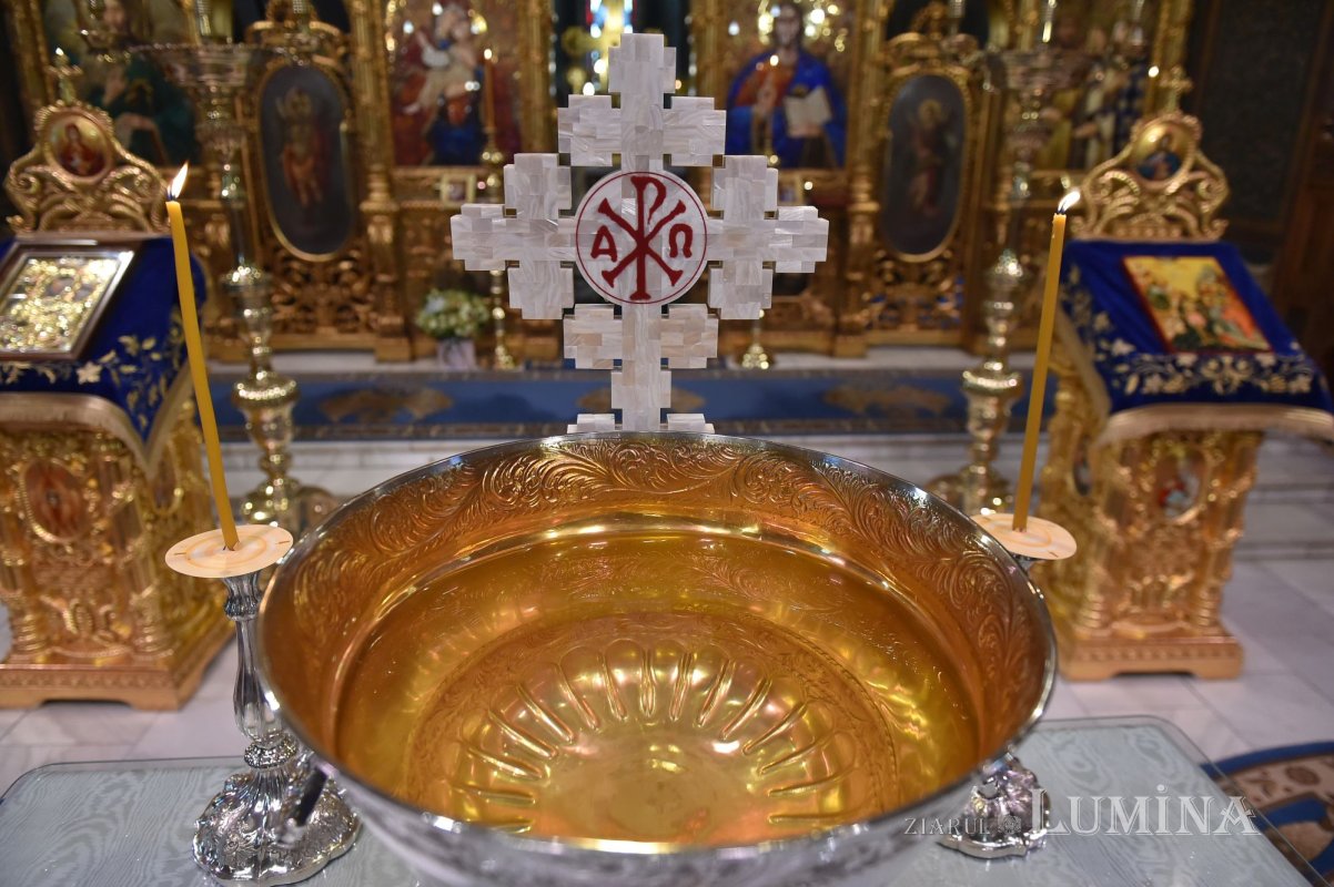 Sfaturi practice în biserică: Agheasma Mare nu înlocuieşte Sfânta Împărtăşanie! 199920