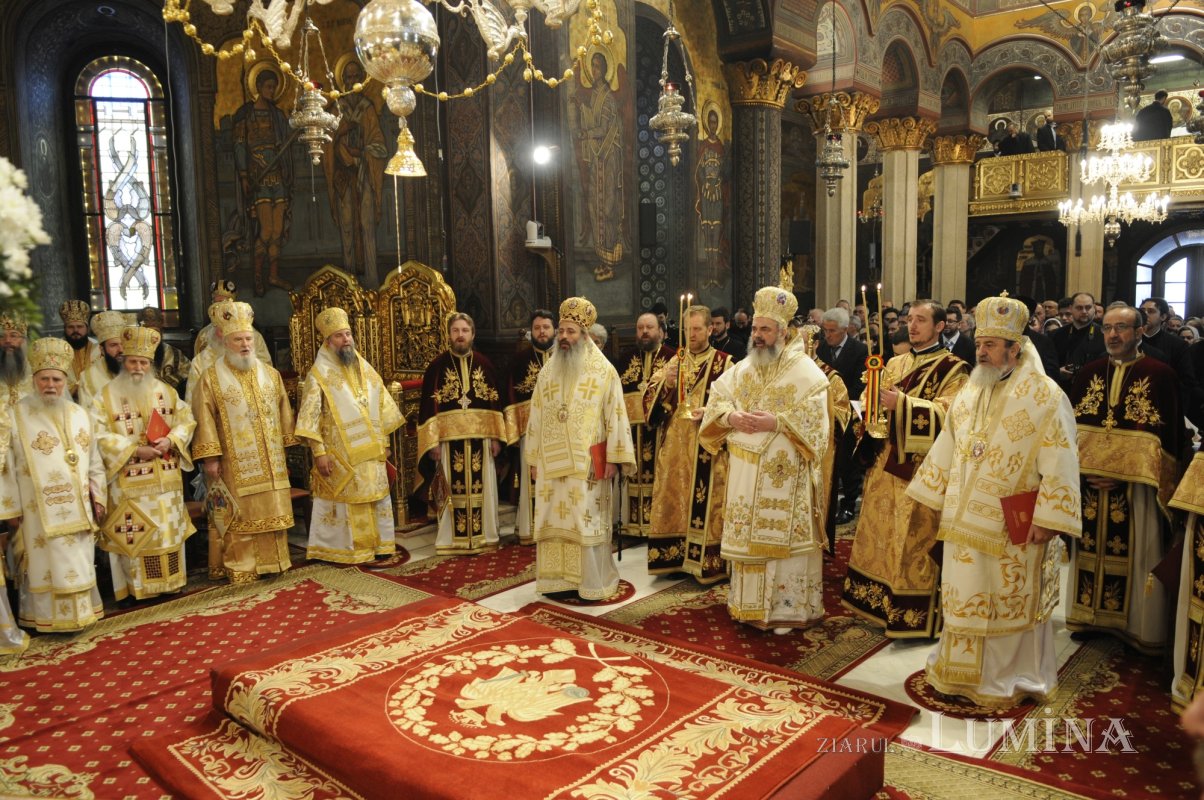 Săvârşitu-s-a sfinţirea Marelui Mir pentru a 21-a oară 328395