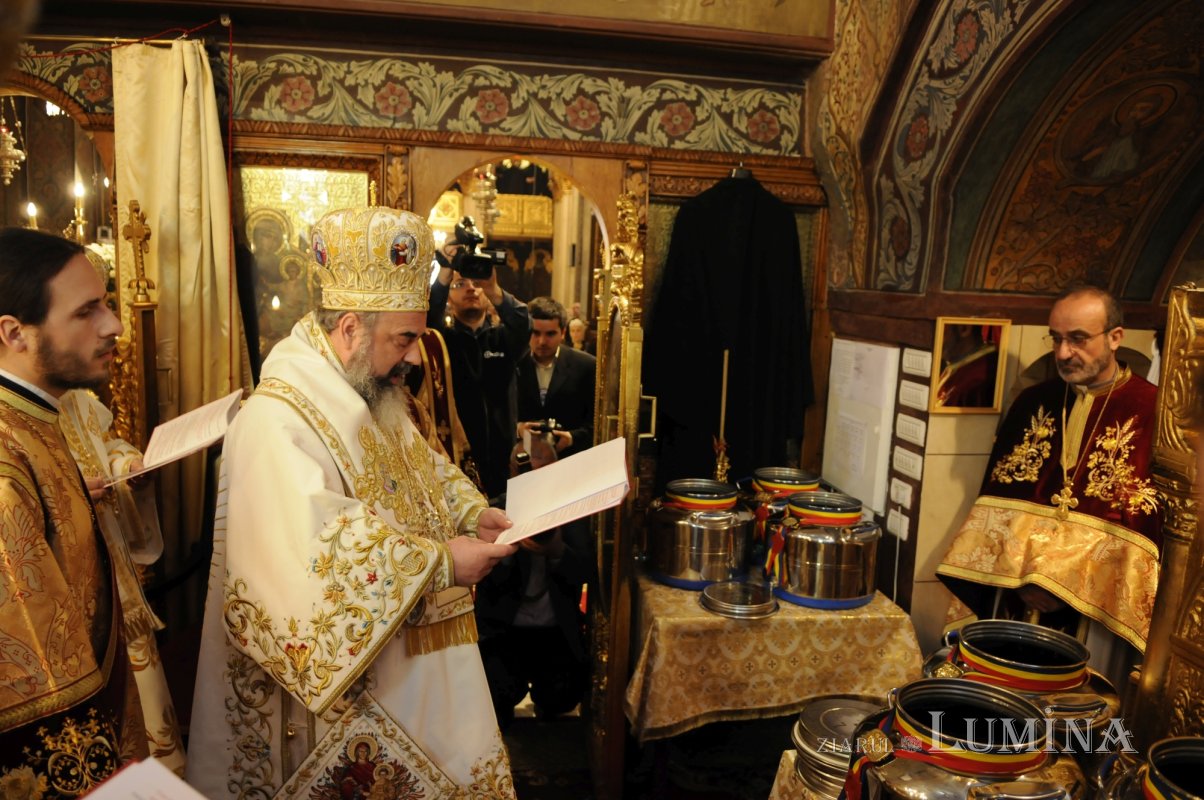 Săvârşitu-s-a sfinţirea Marelui Mir pentru a 21-a oară 328396