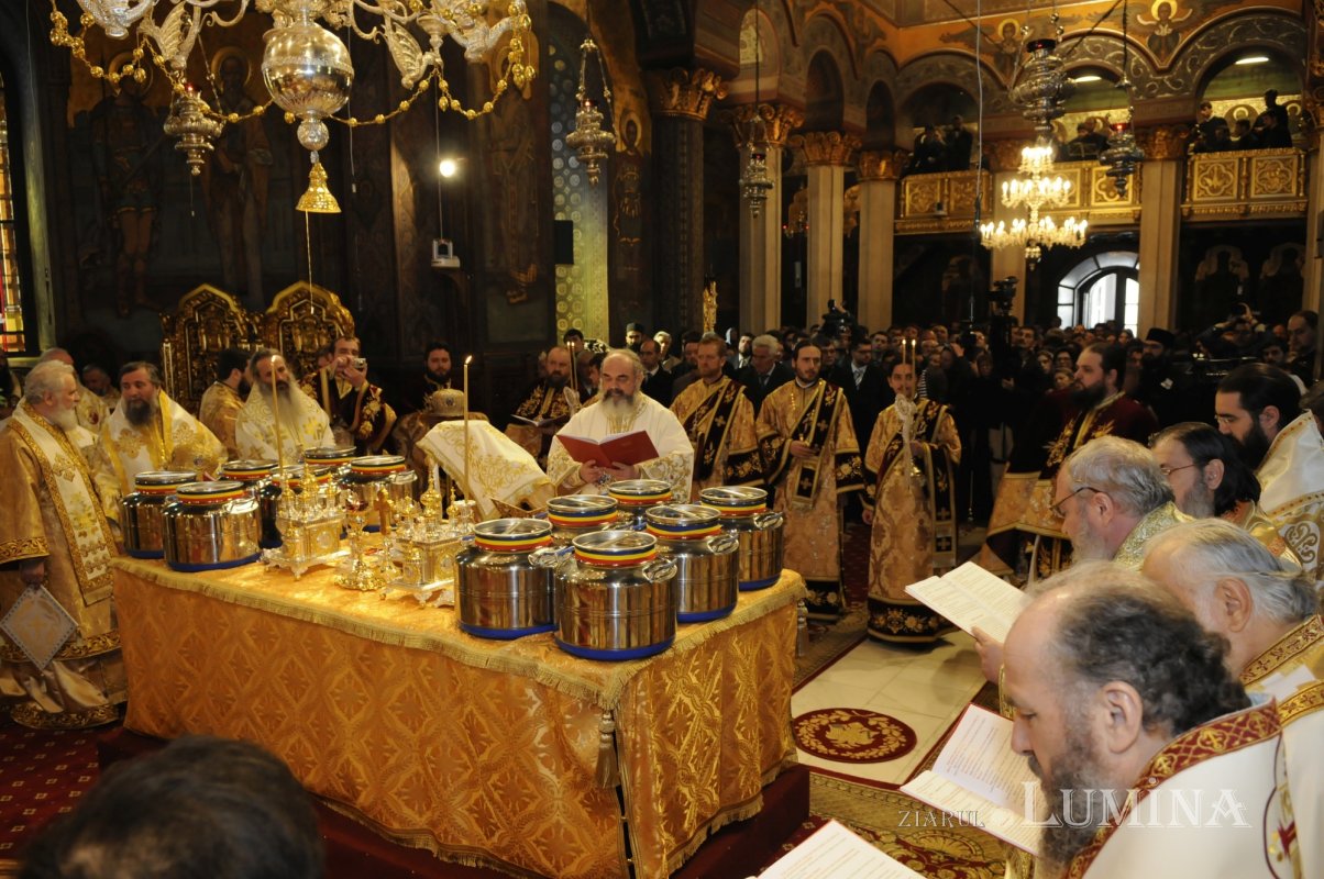 Săvârşitu-s-a sfinţirea Marelui Mir pentru a 21-a oară 328398