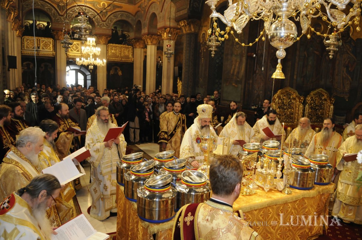 Săvârşitu-s-a sfinţirea Marelui Mir pentru a 21-a oară 328399