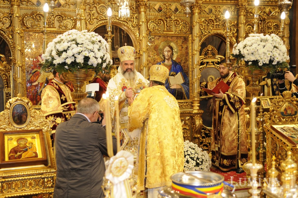 Săvârşitu-s-a sfinţirea Marelui Mir pentru a 21-a oară 328400