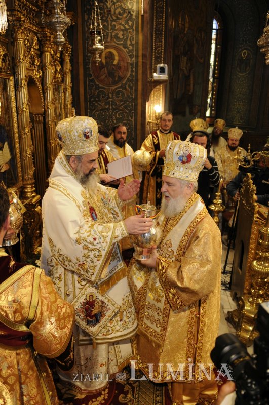 Săvârşitu-s-a sfinţirea Marelui Mir pentru a 21-a oară 328402