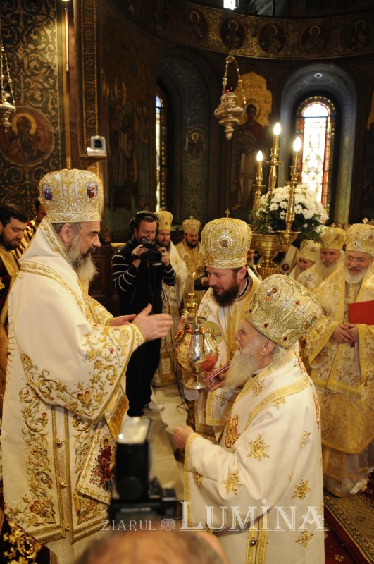 Săvârşitu-s-a sfinţirea Marelui Mir pentru a 21-a oară 328403