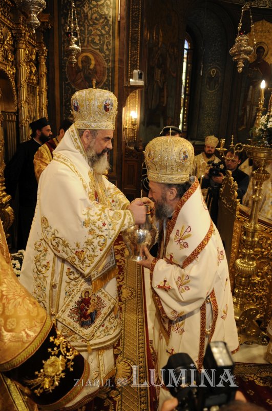 Săvârşitu-s-a sfinţirea Marelui Mir pentru a 21-a oară 328404