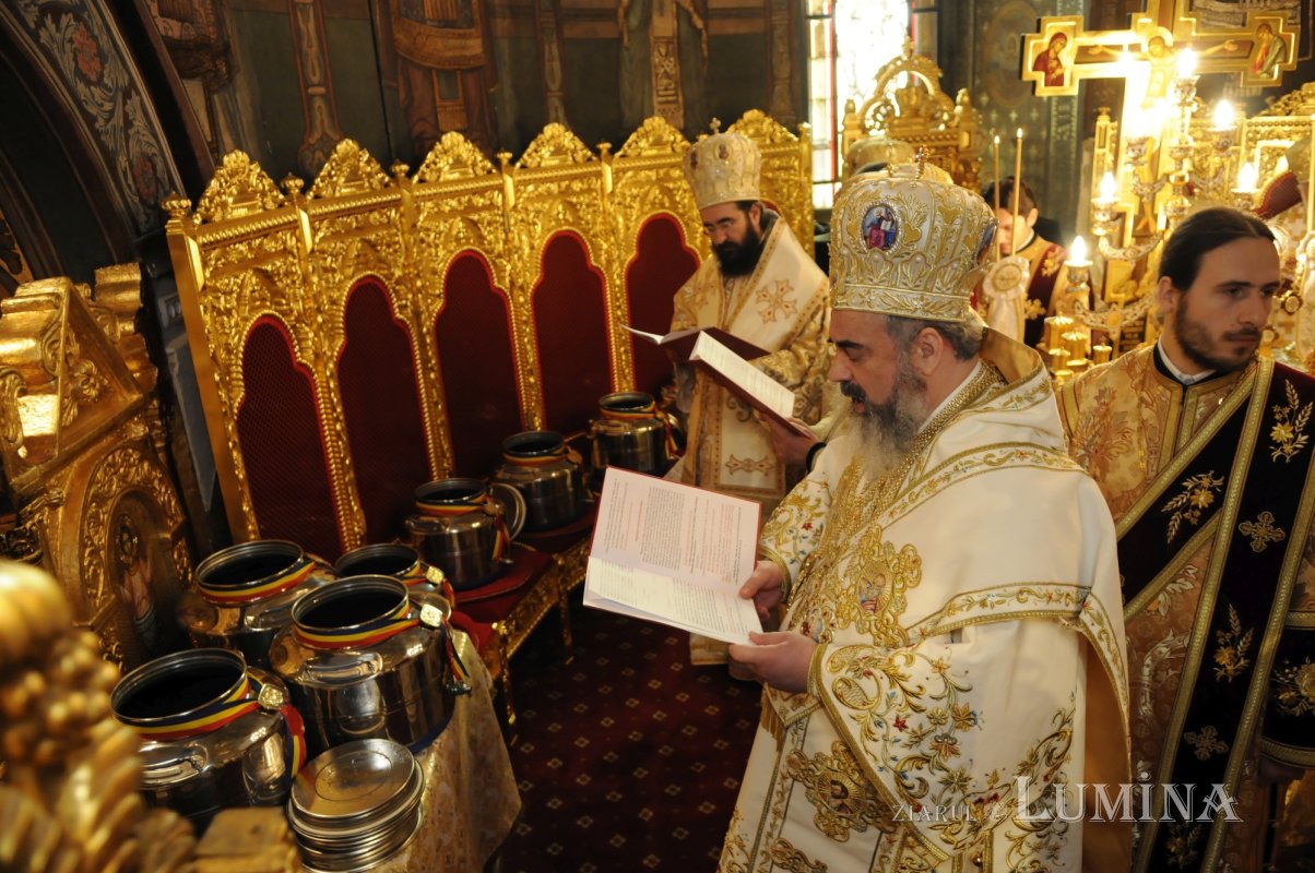Săvârşitu-s-a sfinţirea Marelui Mir pentru a 21-a oară 328408