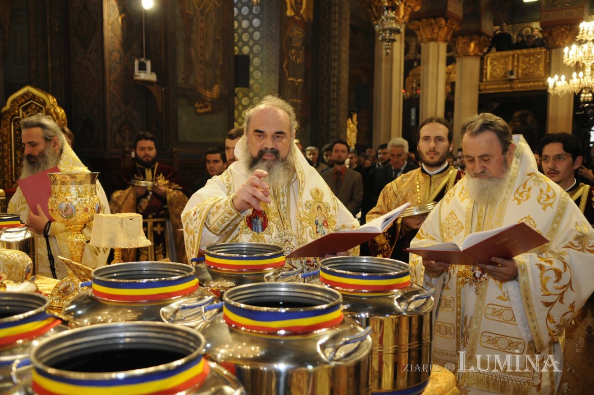 Săvârşitu-s-a sfinţirea Marelui Mir pentru a 21-a oară 328409