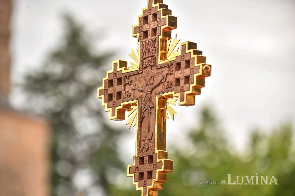 Răspunsuri duhovniceşti: „Sfânta Cruce este imprimată în viaţa noastră“ 184582