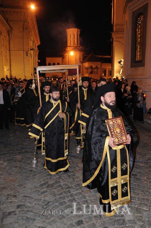 Scuipări, bătăi, cruce şi moarte pentru mântuirea lumii 305708