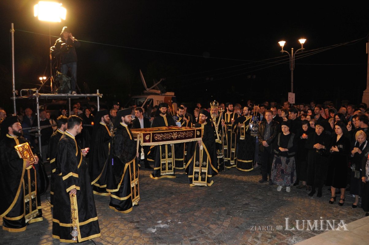 Scuipări, bătăi, cruce şi moarte pentru mântuirea lumii 305710