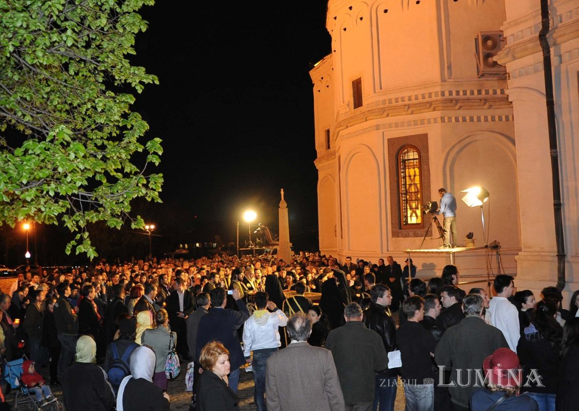 Scuipări, bătăi, cruce şi moarte pentru mântuirea lumii 305712