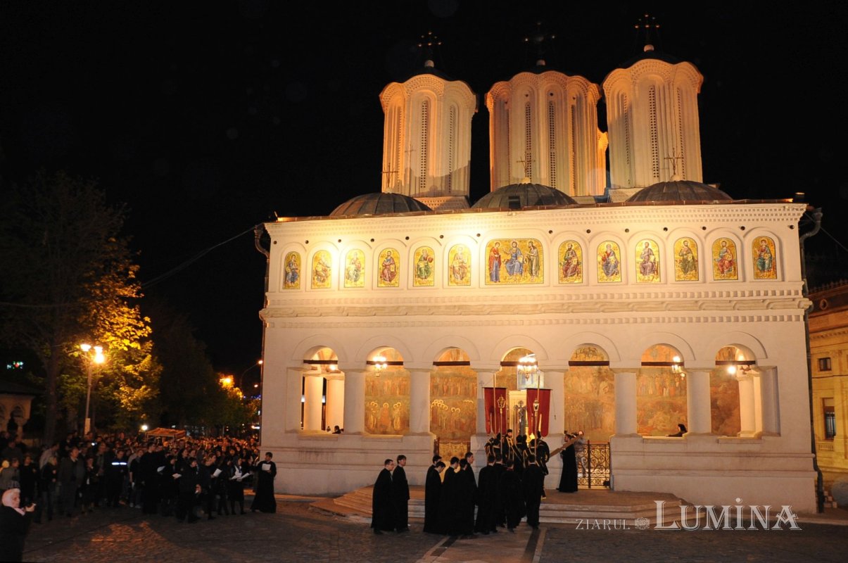 Scuipări, bătăi, cruce şi moarte pentru mântuirea lumii 305714