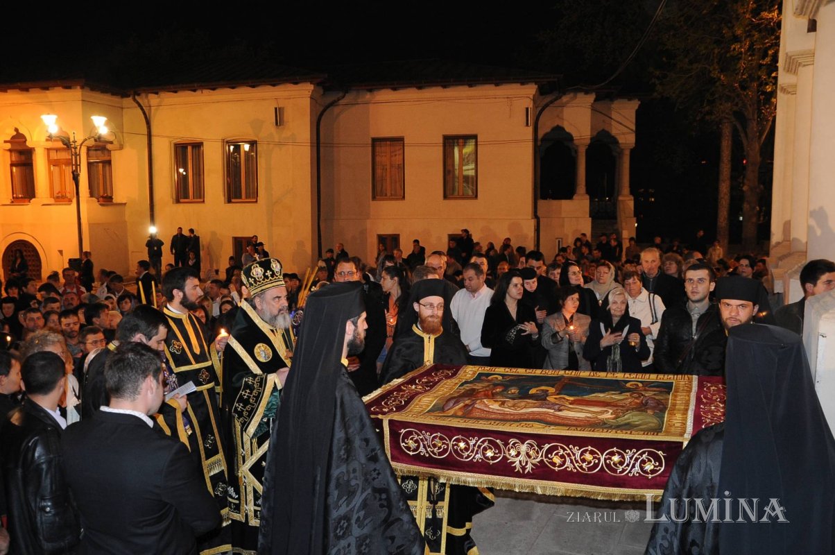 Scuipări, bătăi, cruce şi moarte pentru mântuirea lumii 305715