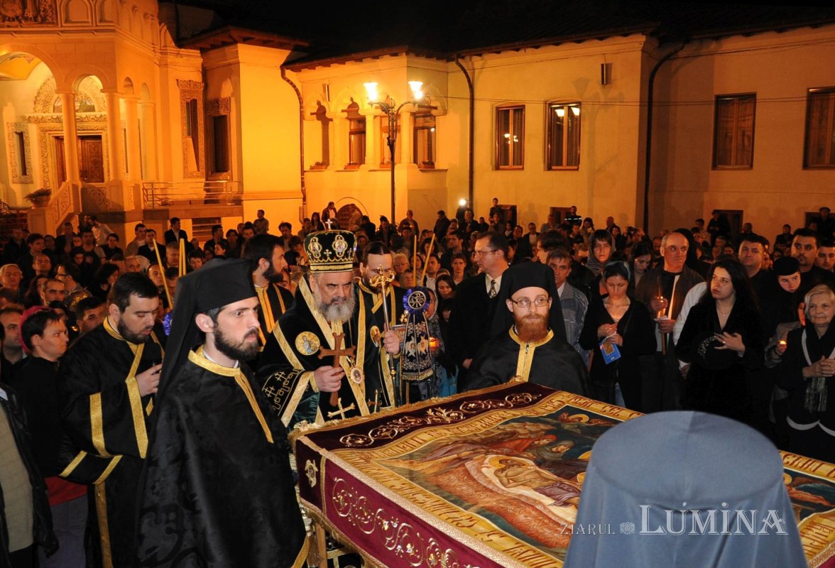 Scuipări, bătăi, cruce şi moarte pentru mântuirea lumii 305716