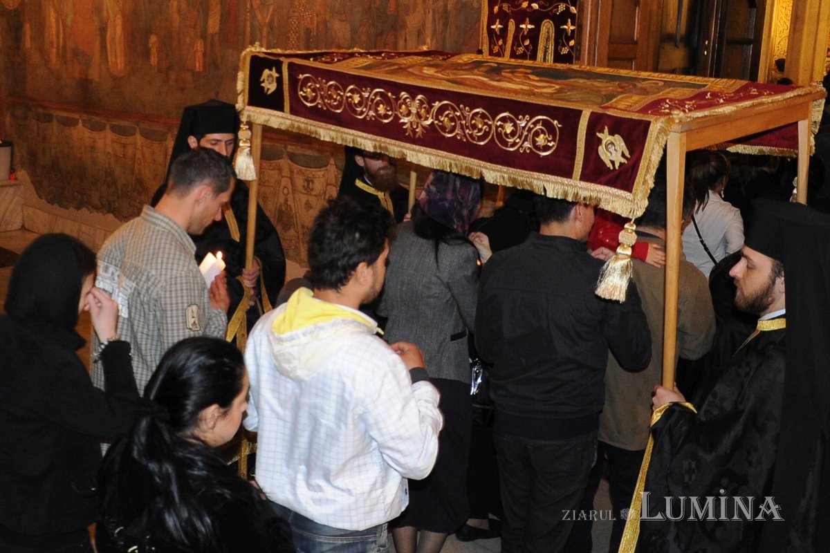 Scuipări, bătăi, cruce şi moarte pentru mântuirea lumii 305717