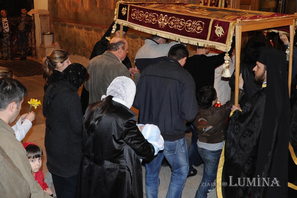 Scuipări, bătăi, cruce şi moarte pentru mântuirea lumii 305718