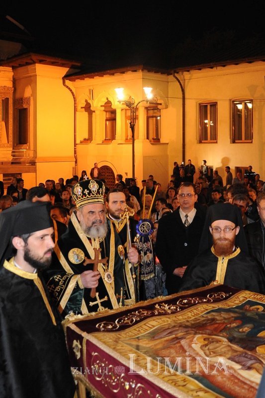 Scuipări, bătăi, cruce şi moarte pentru mântuirea lumii 305719