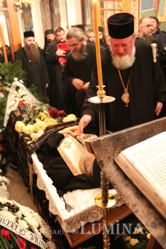 Trei ierarhi şi zeci de stareţi, la înmormântarea părintelui arhimandrit Victorin Oanele 322861