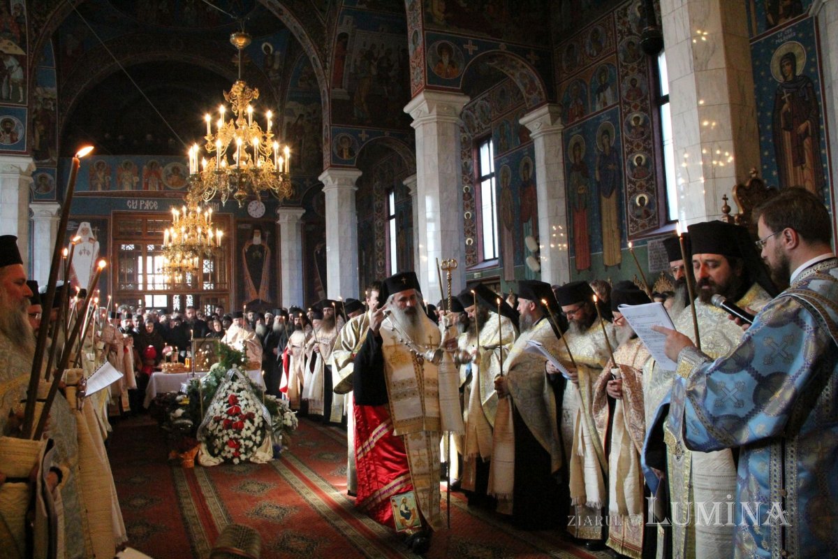 Trei ierarhi şi zeci de stareţi, la înmormântarea părintelui arhimandrit Victorin Oanele 322862