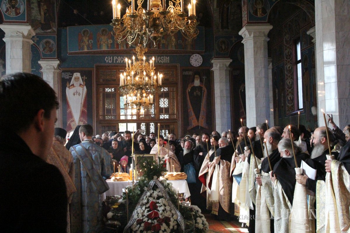 Trei ierarhi şi zeci de stareţi, la înmormântarea părintelui arhimandrit Victorin Oanele 322863