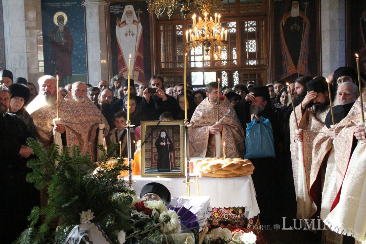 Trei ierarhi şi zeci de stareţi, la înmormântarea părintelui arhimandrit Victorin Oanele 322864