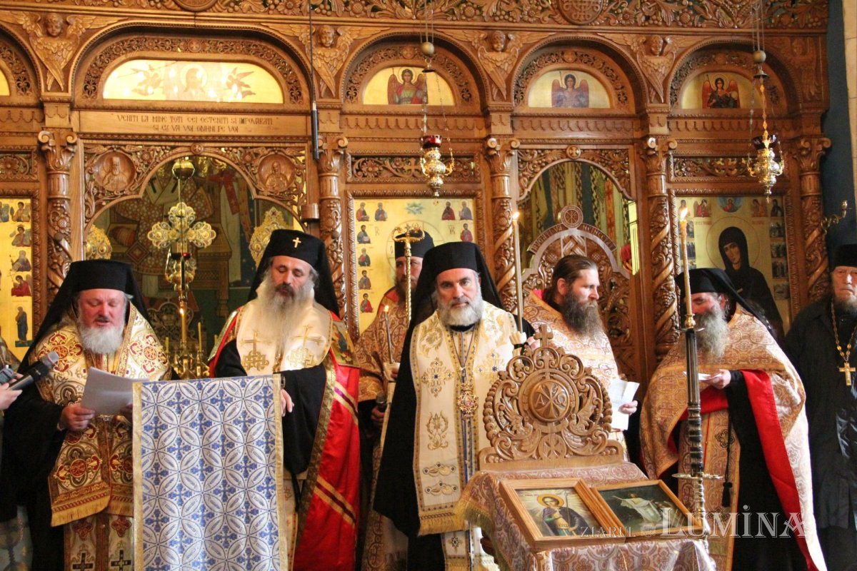 Trei ierarhi şi zeci de stareţi, la înmormântarea părintelui arhimandrit Victorin Oanele 322865