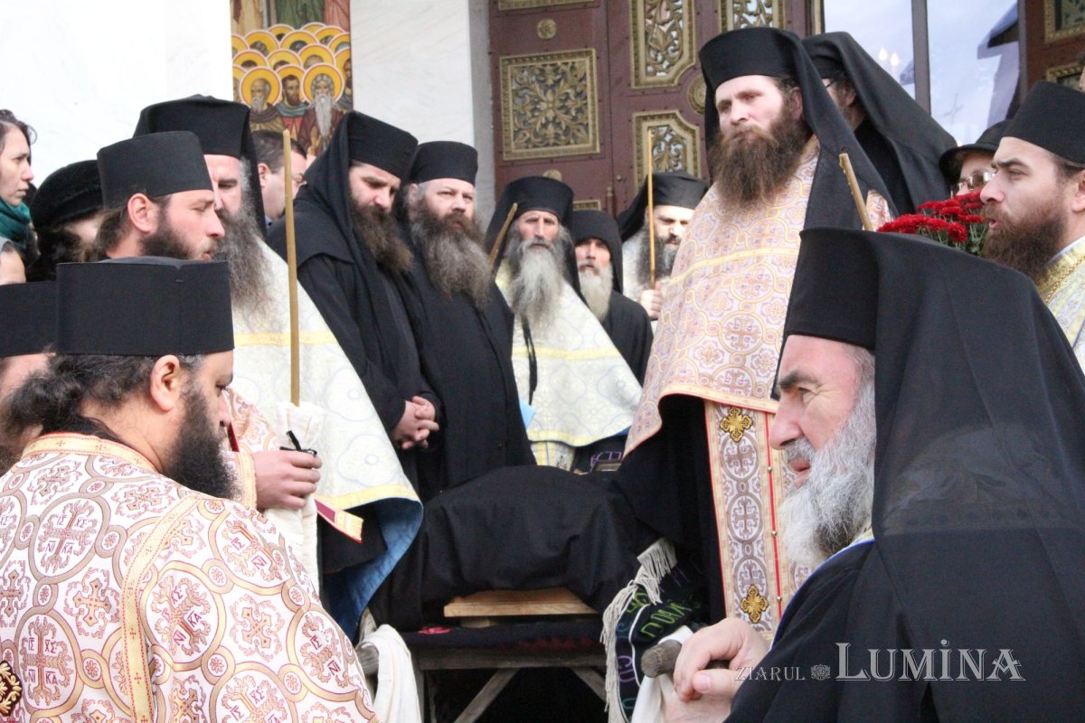 Trei ierarhi şi zeci de stareţi, la înmormântarea părintelui arhimandrit Victorin Oanele 322866