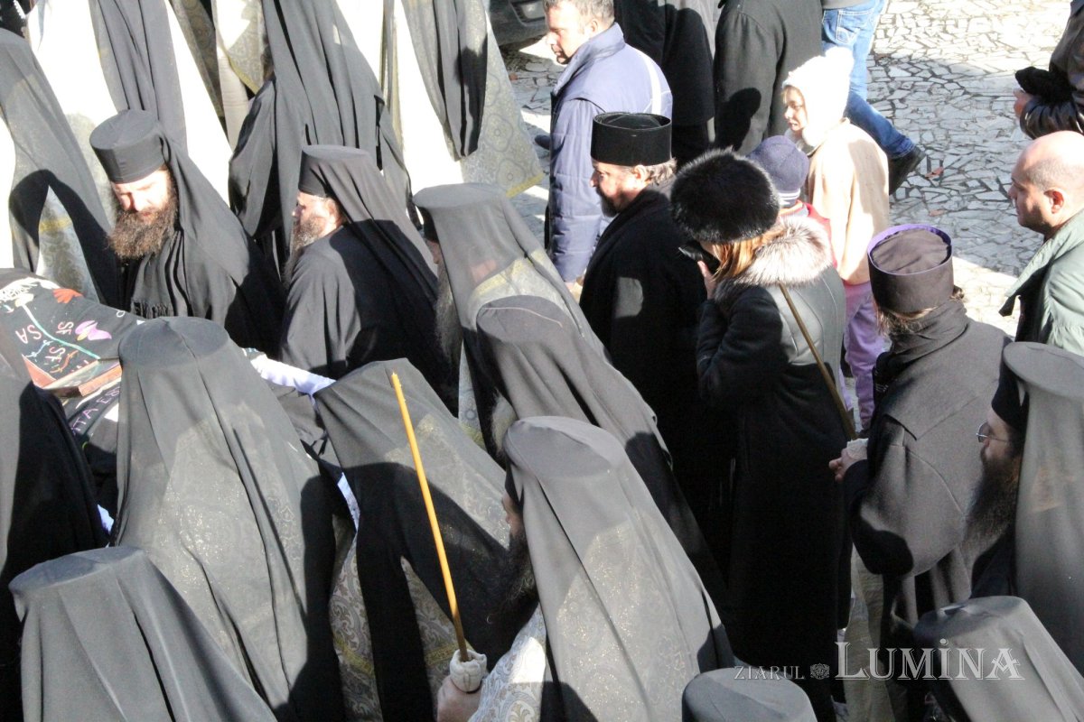 Trei ierarhi şi zeci de stareţi, la înmormântarea părintelui arhimandrit Victorin Oanele 322868