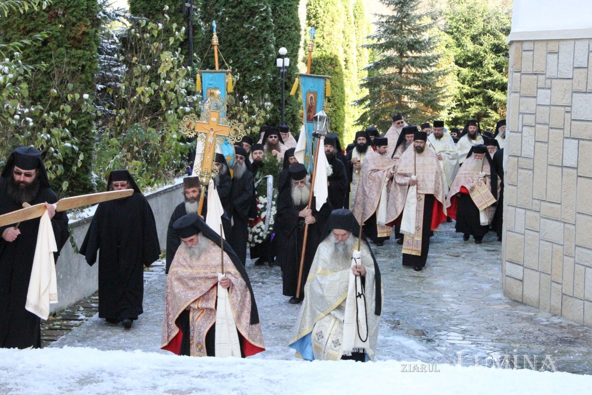 Trei ierarhi şi zeci de stareţi, la înmormântarea părintelui arhimandrit Victorin Oanele 322869
