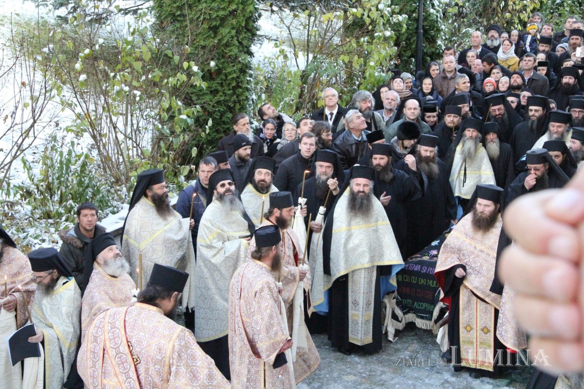 Trei ierarhi şi zeci de stareţi, la înmormântarea părintelui arhimandrit Victorin Oanele 322870