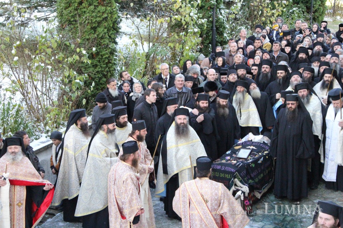 Trei ierarhi şi zeci de stareţi, la înmormântarea părintelui arhimandrit Victorin Oanele 322871