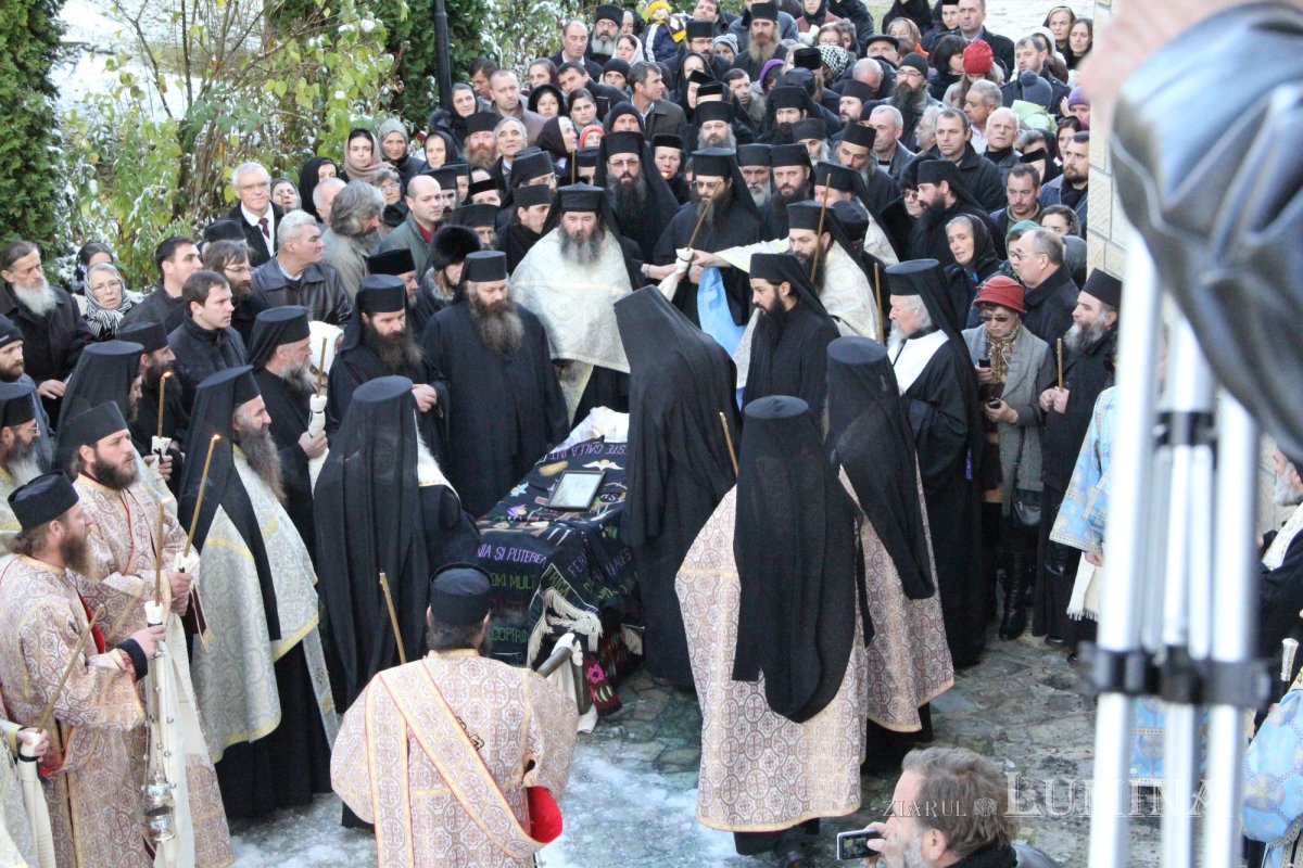 Trei ierarhi şi zeci de stareţi, la înmormântarea părintelui arhimandrit Victorin Oanele 322873