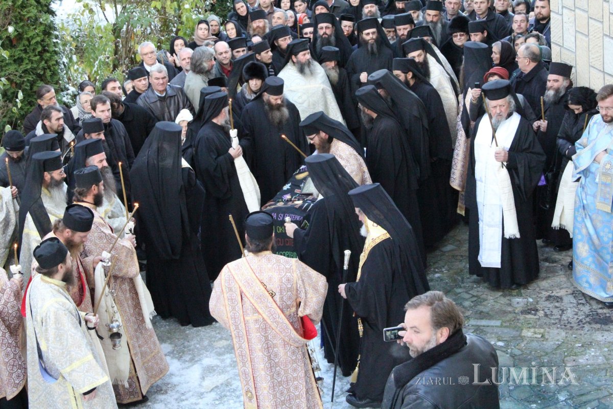 Trei ierarhi şi zeci de stareţi, la înmormântarea părintelui arhimandrit Victorin Oanele 322874