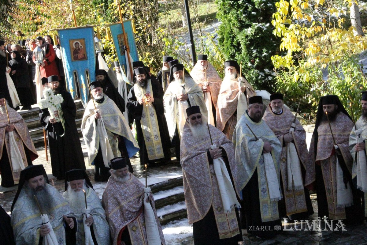 Trei ierarhi şi zeci de stareţi, la înmormântarea părintelui arhimandrit Victorin Oanele 322875