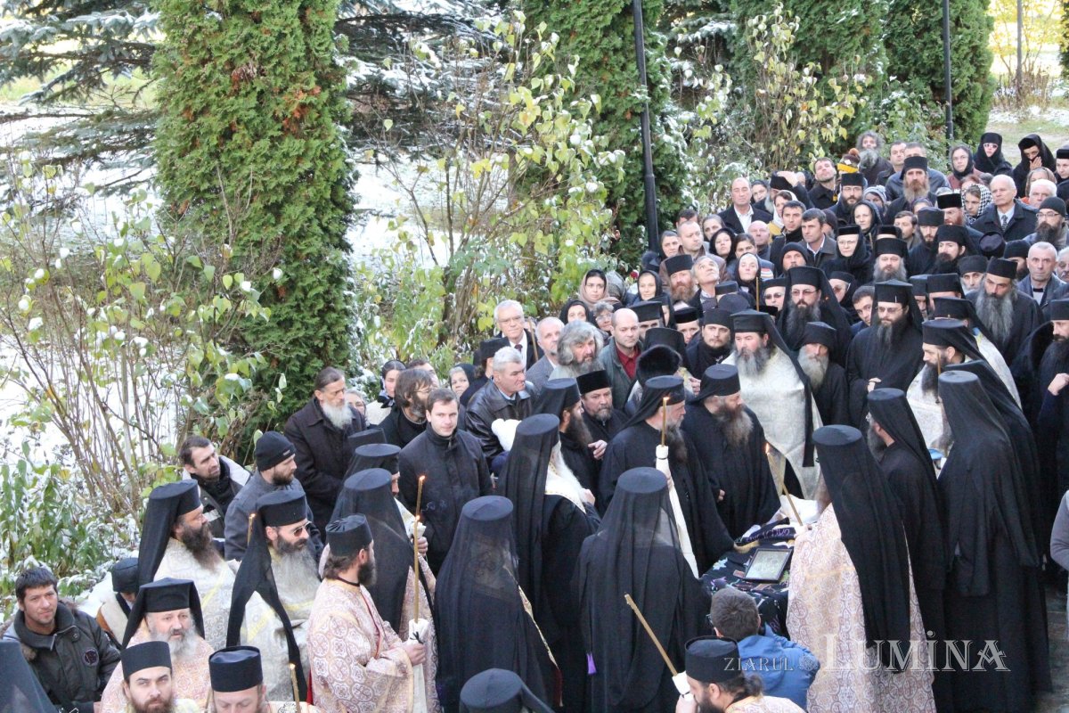 Trei ierarhi şi zeci de stareţi, la înmormântarea părintelui arhimandrit Victorin Oanele 322876