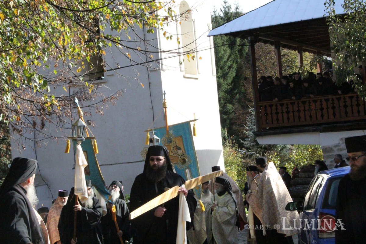 Trei ierarhi şi zeci de stareţi, la înmormântarea părintelui arhimandrit Victorin Oanele 322877