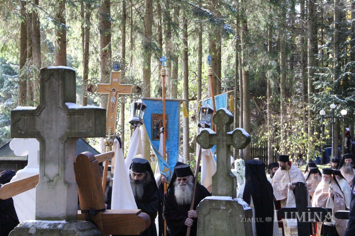 Trei ierarhi şi zeci de stareţi, la înmormântarea părintelui arhimandrit Victorin Oanele 322878