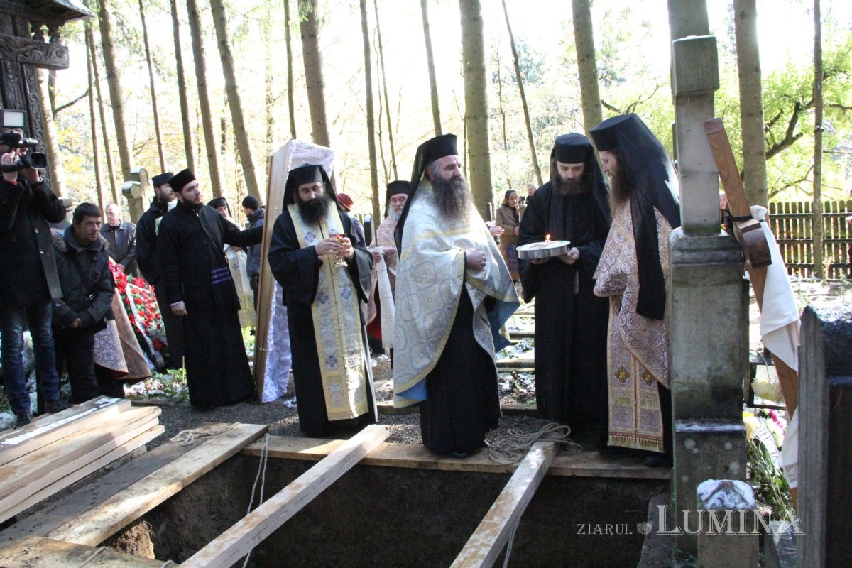 Trei ierarhi şi zeci de stareţi, la înmormântarea părintelui arhimandrit Victorin Oanele 322879