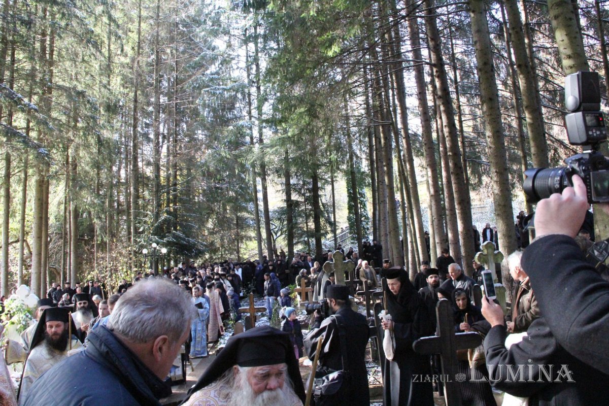 Trei ierarhi şi zeci de stareţi, la înmormântarea părintelui arhimandrit Victorin Oanele 322880