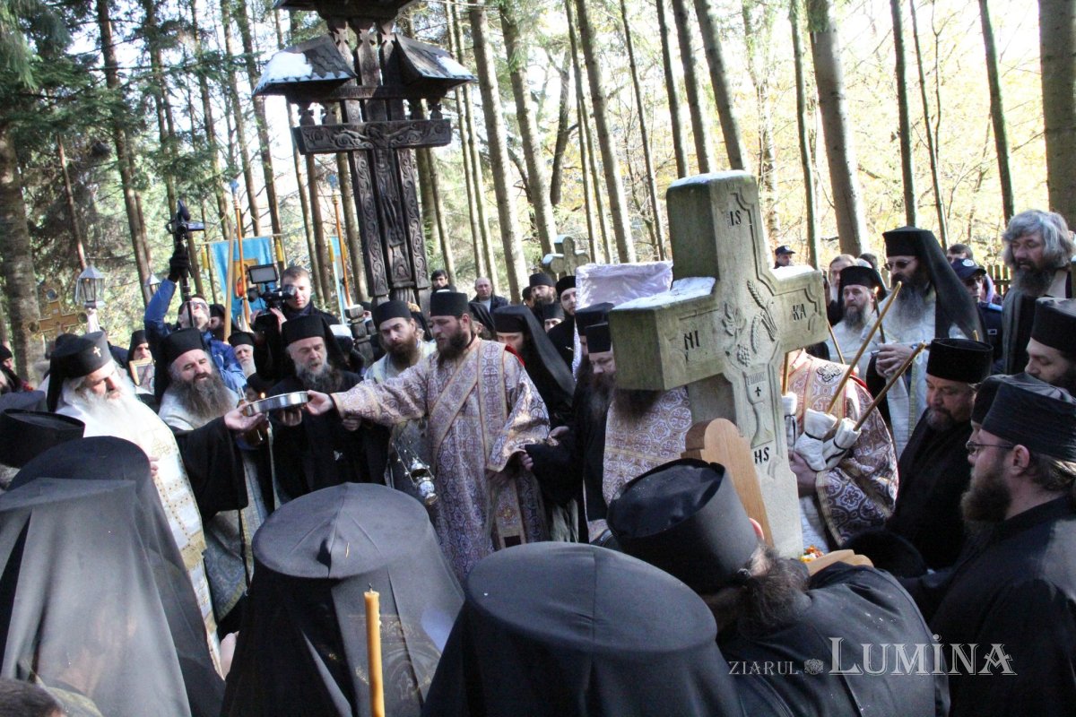 Trei ierarhi şi zeci de stareţi, la înmormântarea părintelui arhimandrit Victorin Oanele 322881